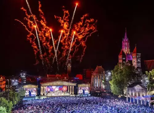 AndrC3A9Rieus2026SummerConcertVivaMaastricht_134261079141113222_big-cine_deskt.webp